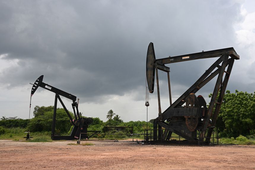 Trump Says Venezuela Will Turn Over 30–50 Million Barrels of Oil to the U.S.