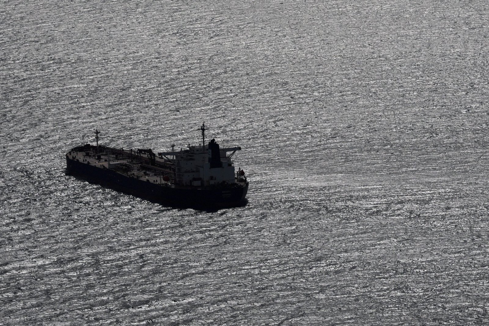 Supertankers Speed Through Strait of Hormuz as Geopolitical Risk Mounts