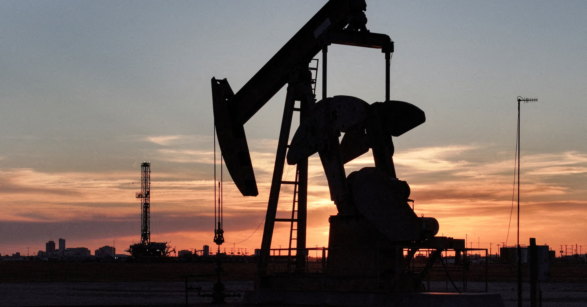 Oil Prices Rise as Hormuz Stays Shut Ahead of Trump Deadline, Strikes on Iran Intensify photo