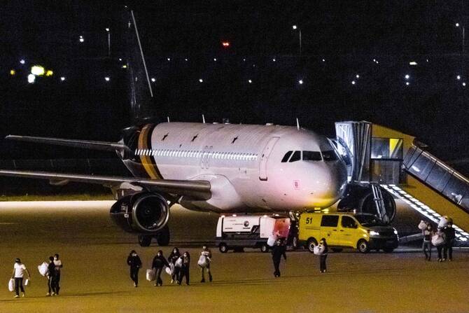 Planes With Hantavirus Cruise Passengers Land in the Netherlands; Hospital Quarantines 12 photo
