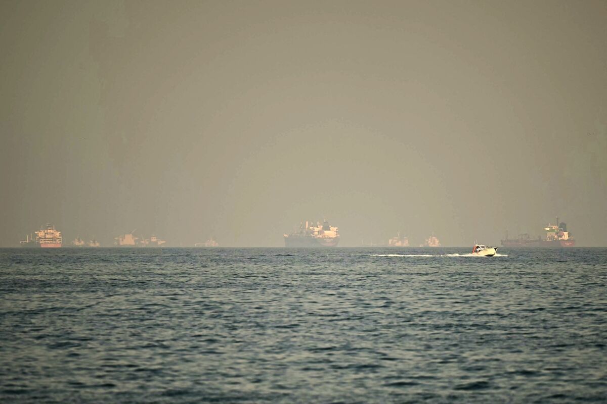 Tankers Gather Outside Persian Gulf in Wager on Hormuz Reopening photo