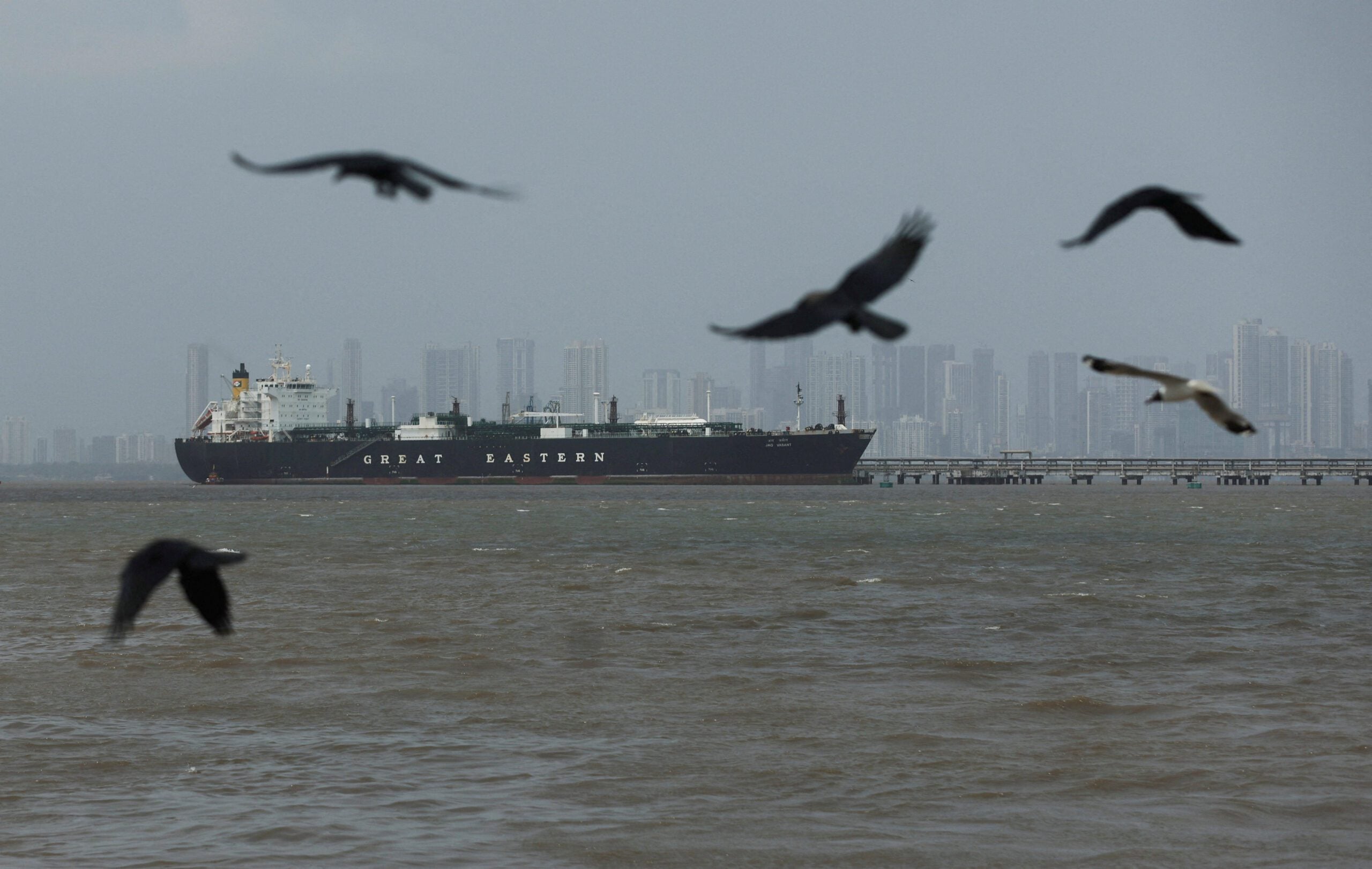 Hormuz Traffic Slowly Picking Up as Oil and LNG Tankers Resume Transits