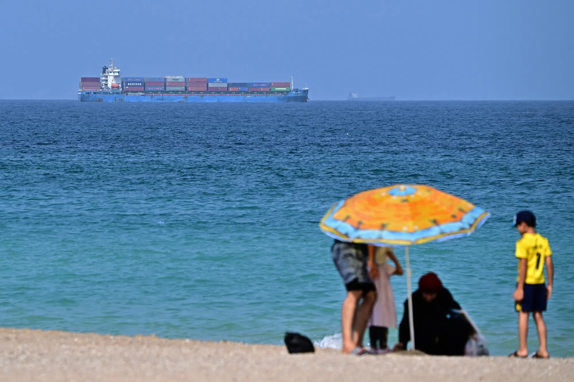 Hormuz Traffic Climbs as Supertankers Sail Into Persian Gulf photo
