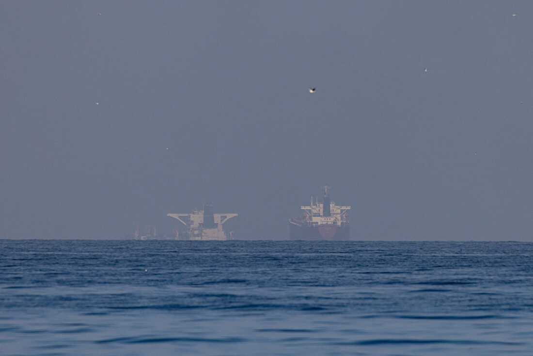 Trump Says U.S. Controls Strait of Hormuz as Iran Denies Talks photo