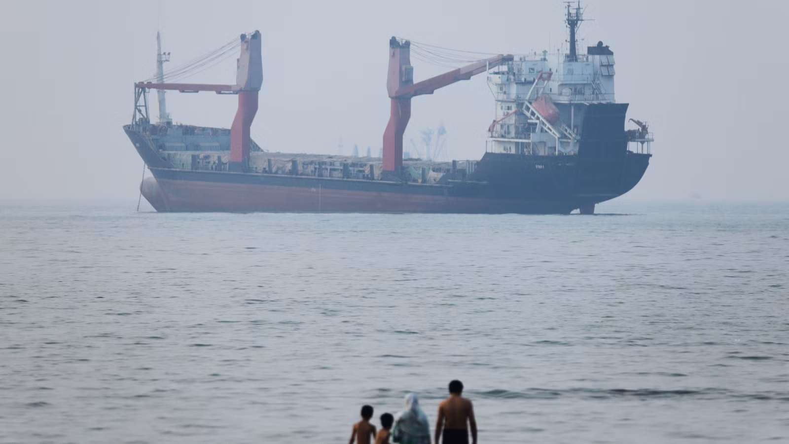 Iran Says Deal With Oman on Hormuz Agreed in Principle photo