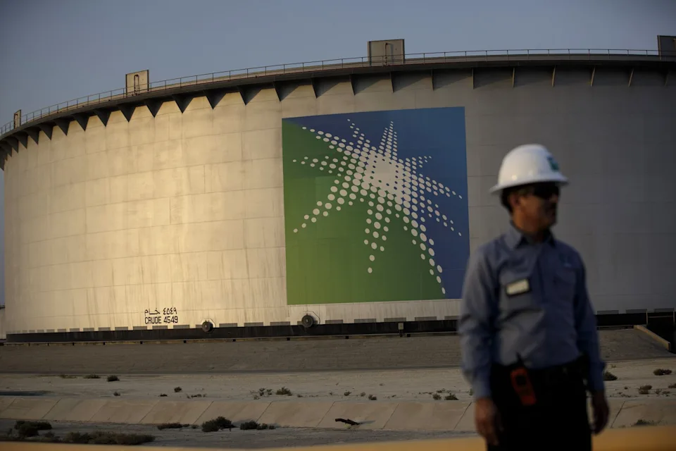 Asian Refiners Ask to Pick Up Saudi Oil Outside Risky Red Sea photo