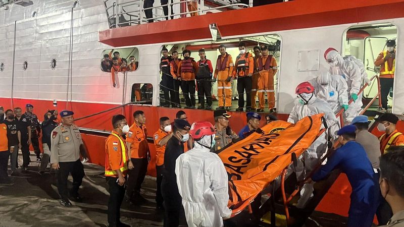 Indonesia Continues Search For Hundreds Missing In Capsized Ship photo