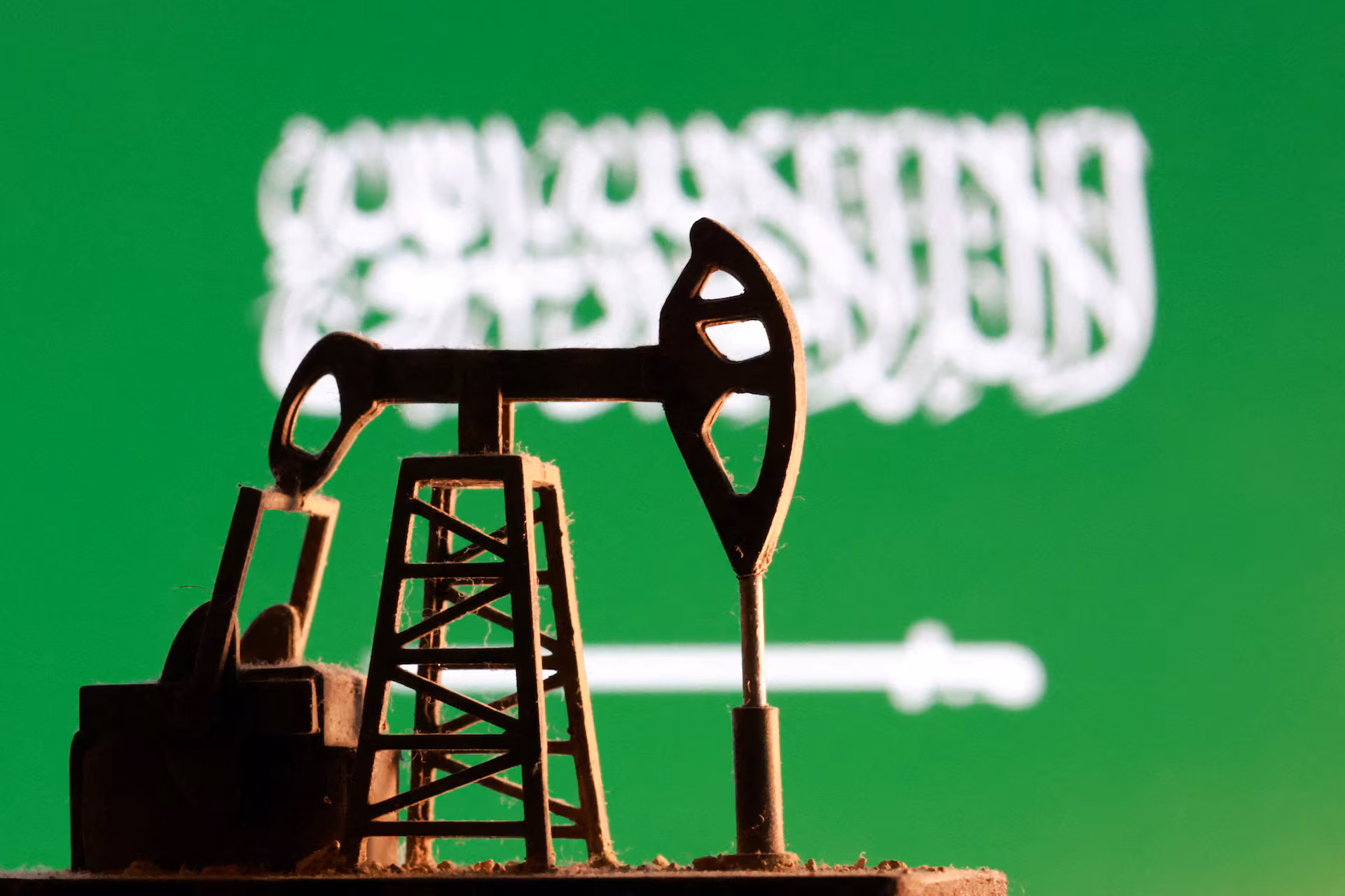 Saudi Arabia Unexpectedly Cuts Oil Prices To Asia photo
