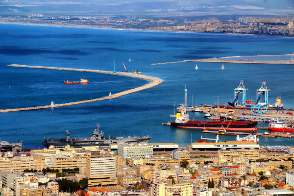 The crew of a cargo ship was threatened in the port of Haifa