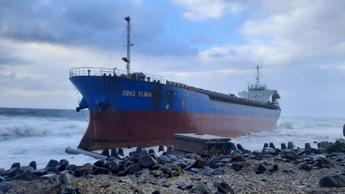The stormy wind washed the ship Xing Yuan ashore