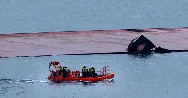 The self-propelled vessel, one of the largest of its kind in the world, accommodates 725 people on board