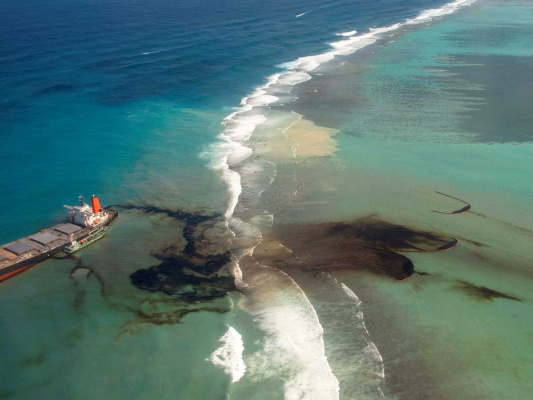 The oil spill affected at least two kilometers of the Pacific coast and beaches