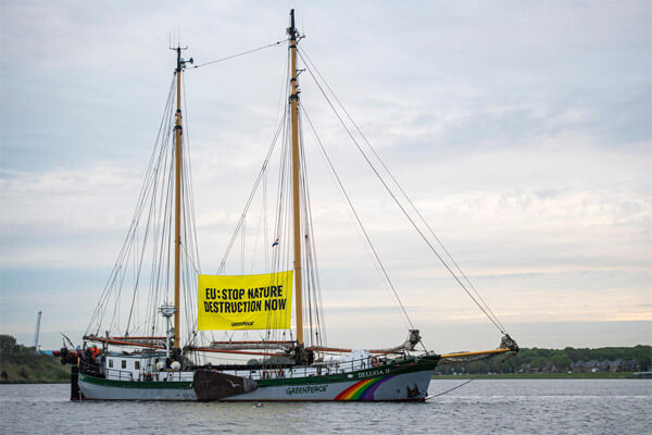 Greenpeace Protestors Block Lock Entrance to Amsterdam