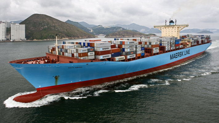 Super container ships scare ports and canals