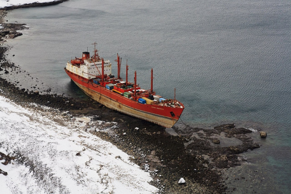 The vessel "Tomini Prospety" with mineral fertilizers was washed ashore