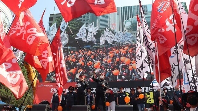 Korean Ports and Industry Slow on Day 5 of Truckers’ Strike