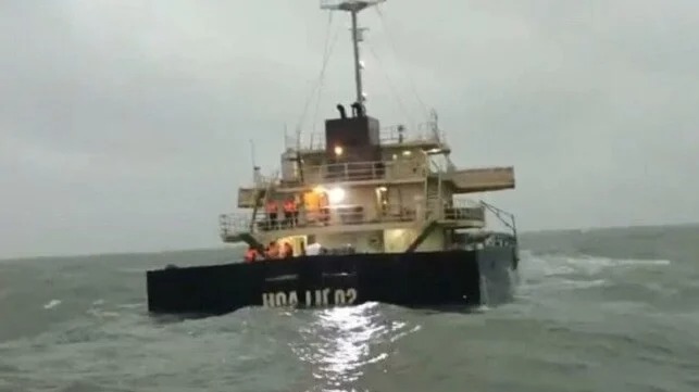 Three Crewmembers Refuse Rescue Waiting for Salvage