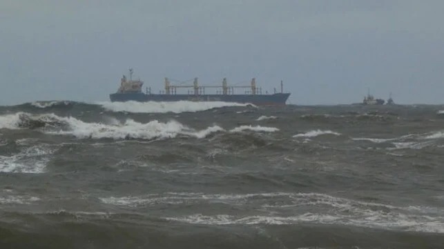 Battling “Mountainous” Seas Powerless Bulker is Moved to Shelter