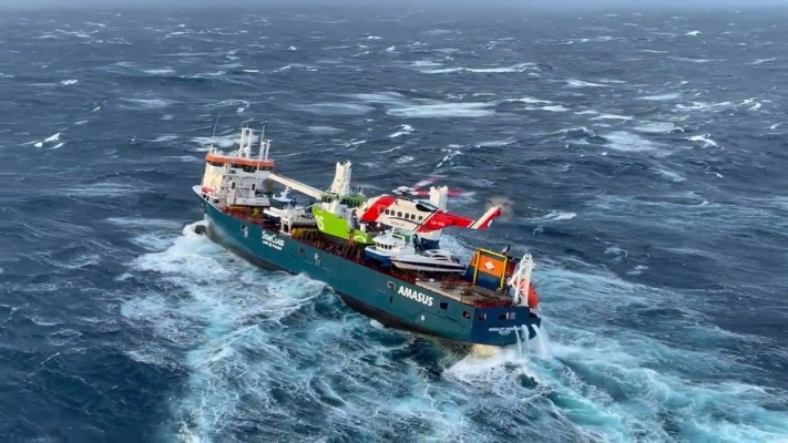 Dutch oil ship is in distress