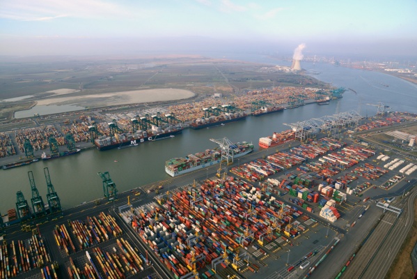 From 2022 in the port of Antwerp, drones will control oil products spills