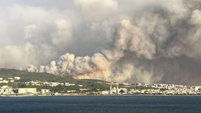 Marine Traffic Stopped on Dardanelles as Fire Threatens Çanakkale