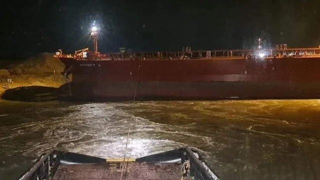Grounded Tanker Blocks Suez Canal for Hours