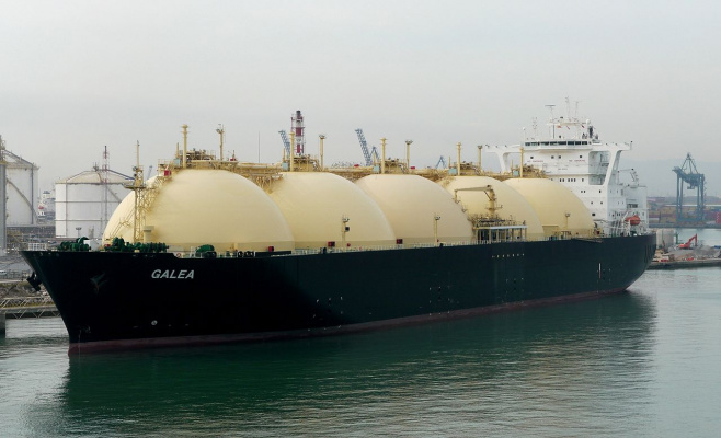 China's first ship to transport LNG containers