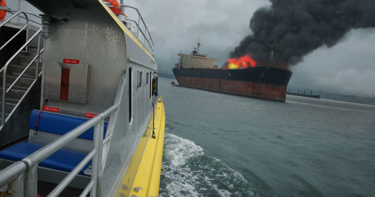  Seven ships caught fire at the same time in the port of Iran