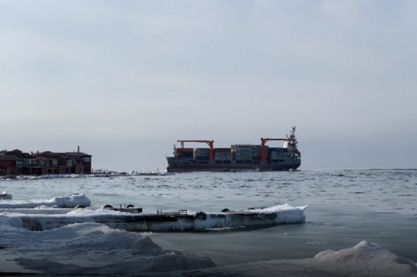 Chinese container ship is rotting off the coast of the sea